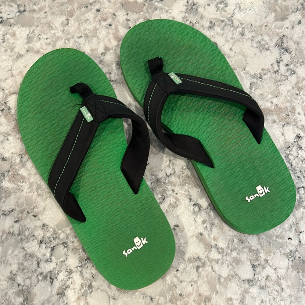 Sanuk Kid’s Rootbeer Cozy Flip Flops, big kids size 4-5